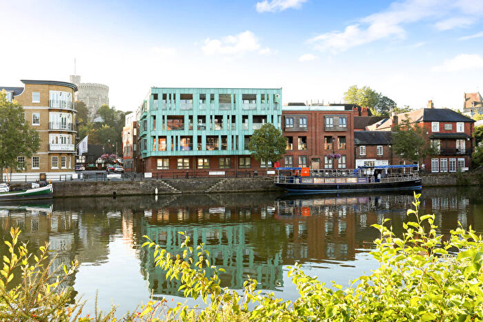 2 Bedroom Flat For Sale In Farm Yard, Windsor, SL4