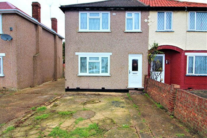 3 Bedroom Semi Detached House For Sale In Findhorn Avenue, Hayes, UB4