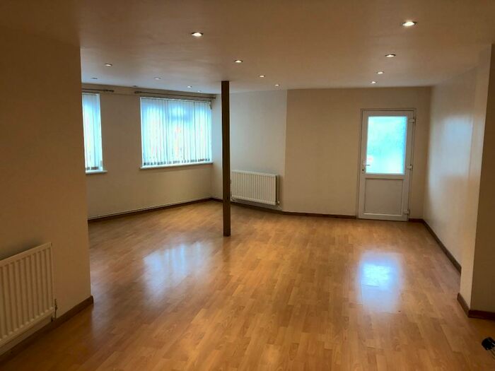 2 Bedroom Ground Flat To Rent In Plumberow Avenue, Hockley, Essex, SS5