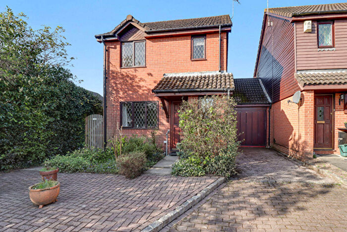 3 Bedroom Link Detached House For Sale In Windmill Field, Windlesham, GU20