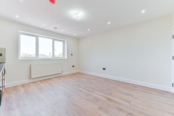 1 Bedroom Flat To Rent In Waverley Way, Carshalton Beeches, Carshalton, SM5