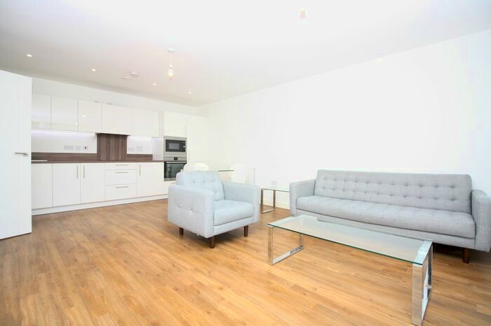 2 Bedroom Flat To Rent In Waterside Park, Kingfisher Heights, Royal Docks, E16