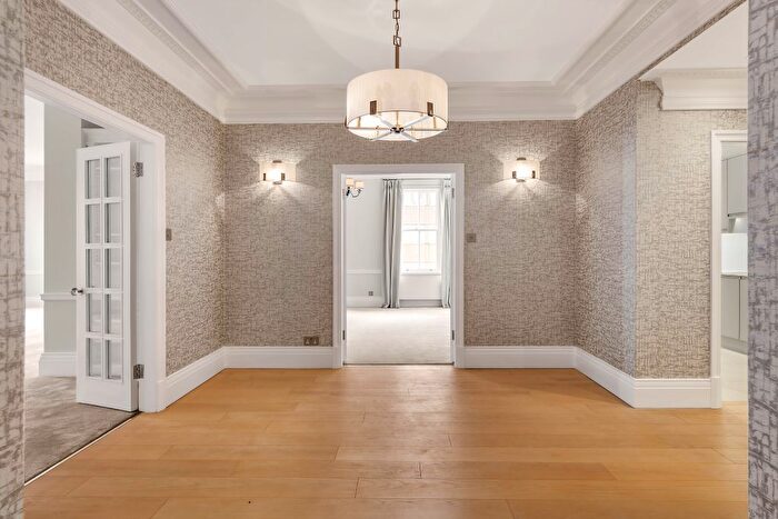 4 Bedroom Flat To Rent In Lowndes Court, Lowndes Square, SW1X