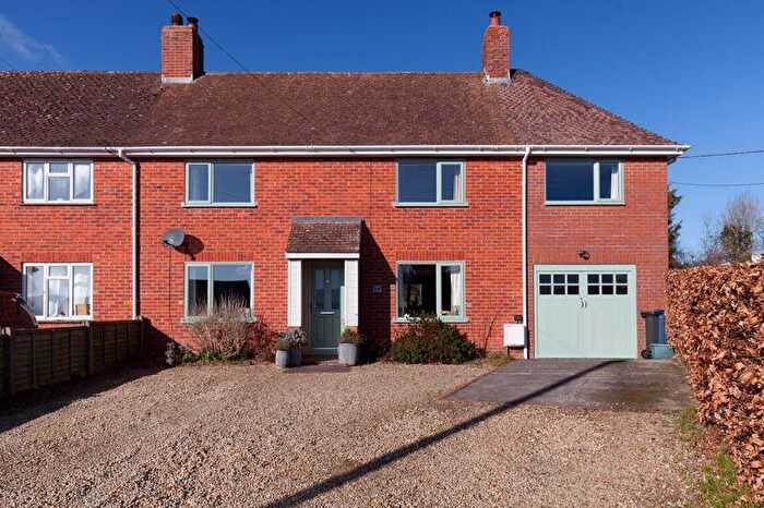 4 Bedroom Semi-Detached House For Sale In Elm Close, Motcombe, SP7