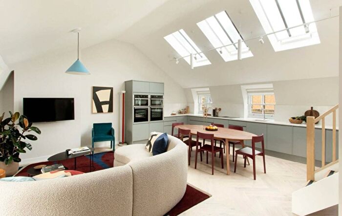 3 Bedroom Flat To Rent In Marylebone Lane, London, W1U