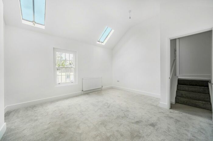 2 Bedroom Flat To Rent In The Square, Bagshot, Surrey, GU19