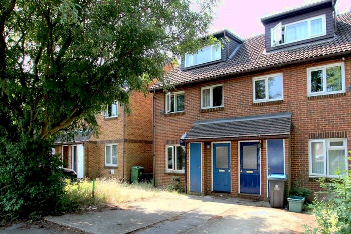 3 Bedroom Flat To Rent In Saxon Close, Kingston Upon Thames, KT6