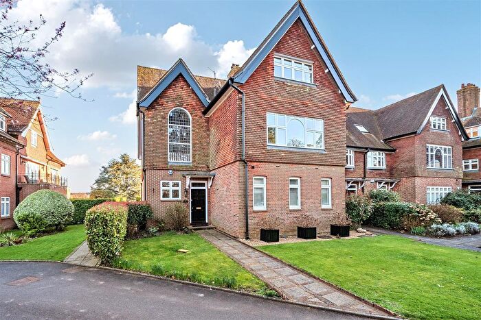4 Bedroom Flat For Sale In Eyehurst Park, Outwood Lane, Kingswood, Tadworth, KT20