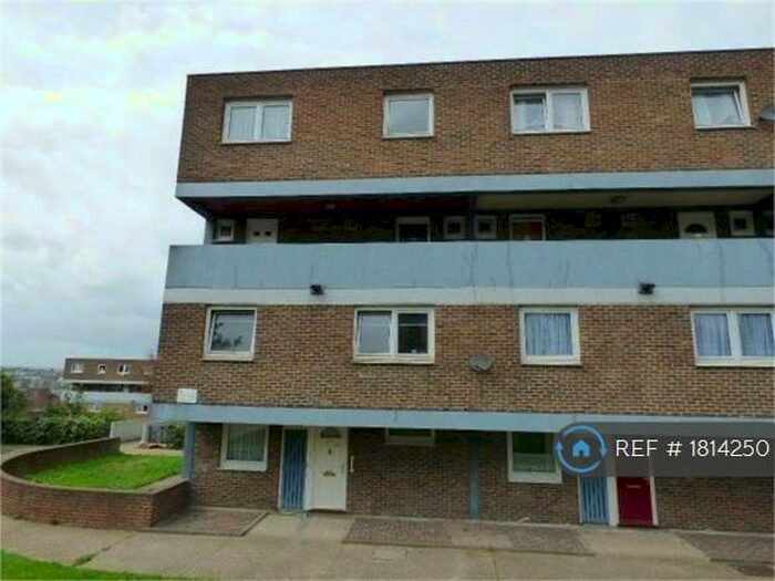 3 Bedroom Maisonette To Rent In Melville Court, Chatham, ME4