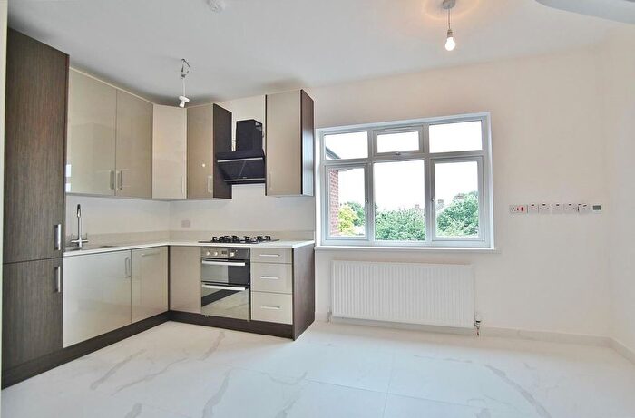 3 Bedroom Flat To Rent In Great West Road, Isleworth, TW7