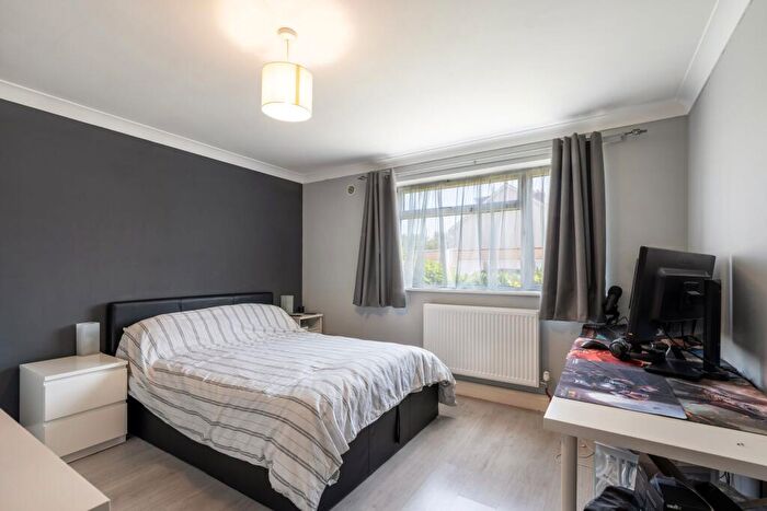 2 Bedroom Flat For Sale In Westbourne Avenue, Cheam, SM3
