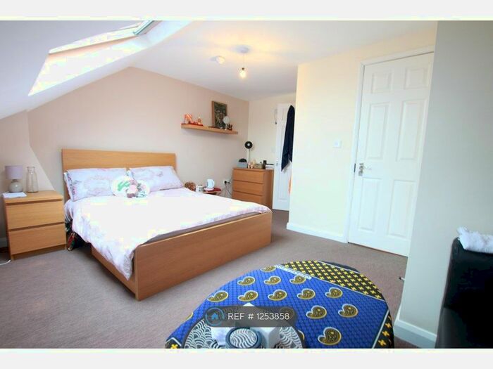 5 Bedroom Semi-Detached House To Rent In St. Peters Road, Reading RG6