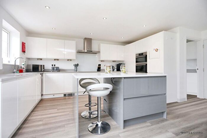 5 Bedroom Detached House For Sale In Hamble Rise, Swanmore, SO32