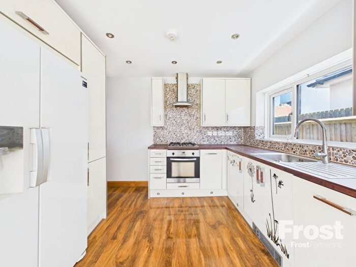 3 Bedroom Garage / Parking To Rent In Langley Road, Slough, Berkshire, SL3