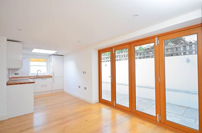 2 Bedroom Flat To Rent In Elm Park, Brixton, London, SW2