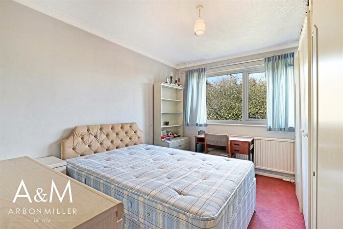 1 Bedroom Flat For Sale In Farm View Court, Newbury Park, IG2