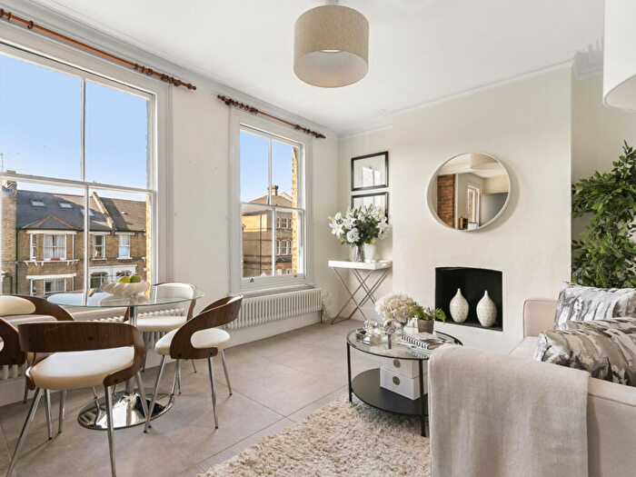 3 Bedroom Maisonette For Sale In Alexandra Drive, London, SE19