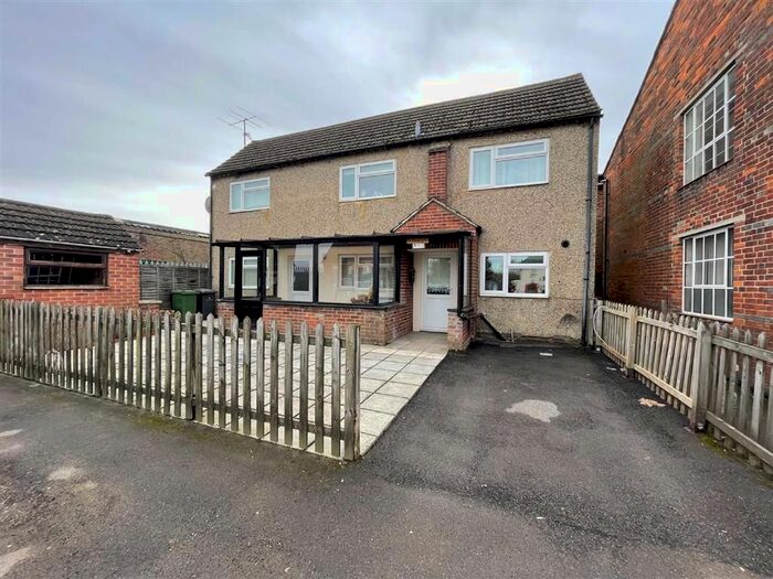 2 Bedroom Detached House To Rent In Hambridge Road, Newbury RG14