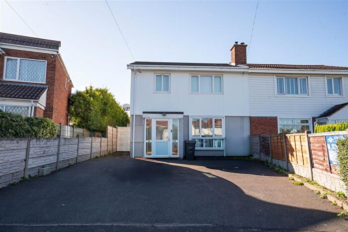 3 Bedroom Semi-detached House For Sale In Fallindale Road, Birmingham, B26