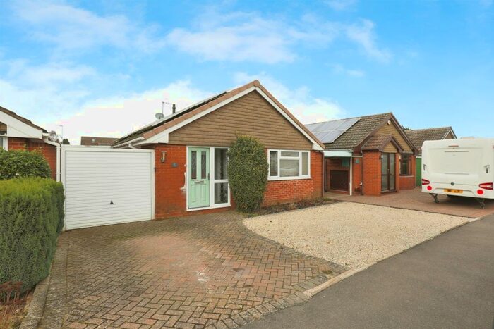 2 Bedroom Bungalow For Sale In Pine Close, Fernhill Heath, Worcester, WR3