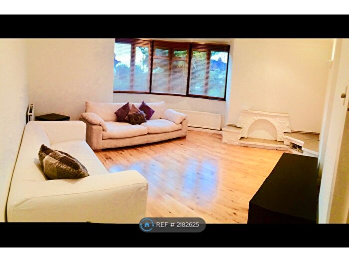 3 Bedroom Flat To Rent In Alexandra Ave, Harrow, HA2