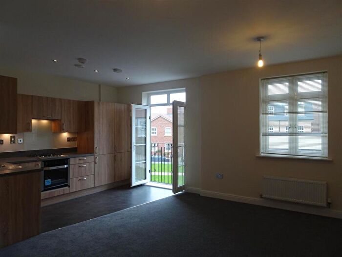 2 Bedroom Flat To Rent In Abbotsbury Court Rumbush Lane Dickens Heath, B90