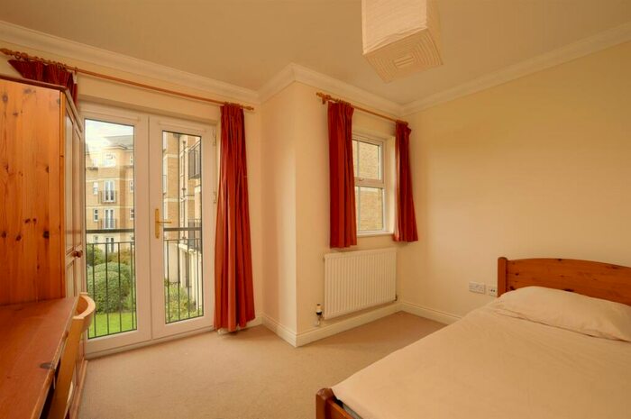 3 Bedroom Flat To Rent In Venneit Close, OX1