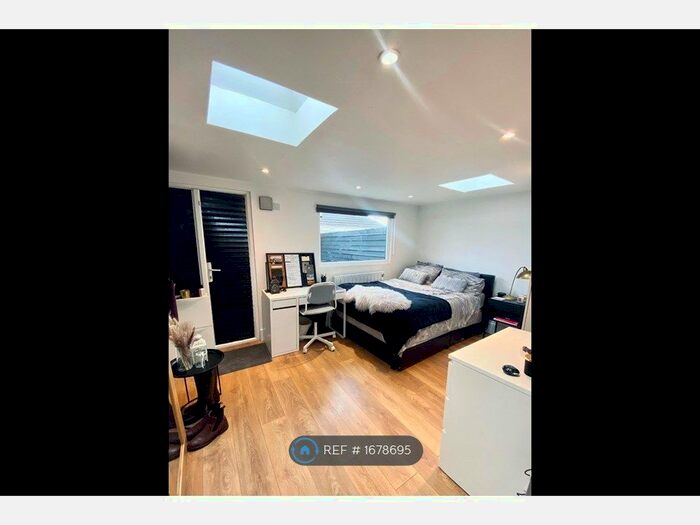 Studio To Rent In Cranbrook Drive, Luton, LU3