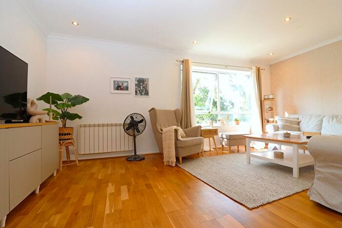 2 Bedroom Apartment To Rent In Surbiton, KT6