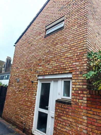 3 Bedroom Semi Detached House To Rent In High Kingsdown – Ref, BS2