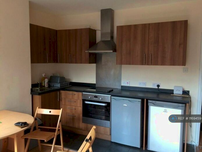 2 Bedroom Flat To Rent In Hazelwood House, London, SE8