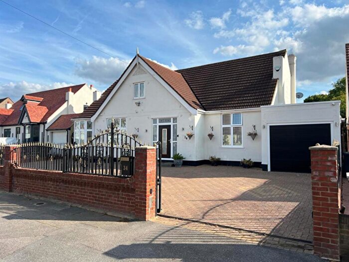 5 Bedroom Bungalow For Sale In Egerton Gardens, Seven Kings, IG3
