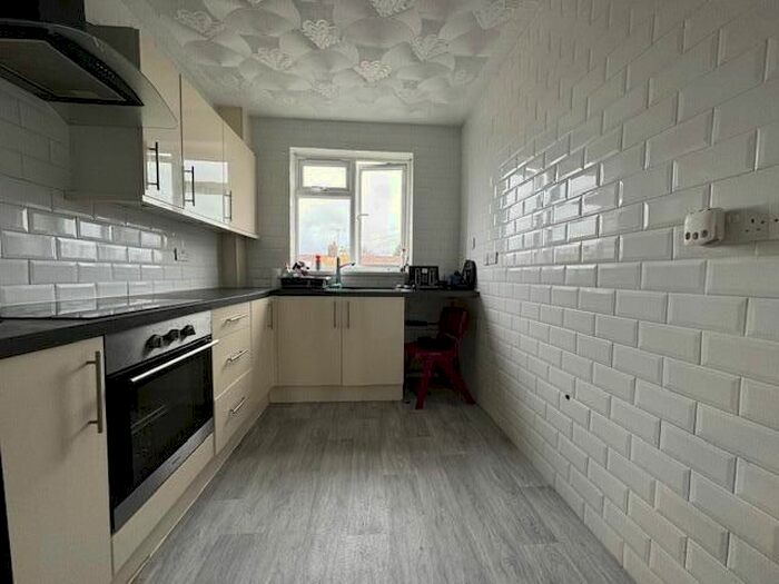 2 Bedroom Flat To Rent In Lenthall Avenue, Grays, RM17