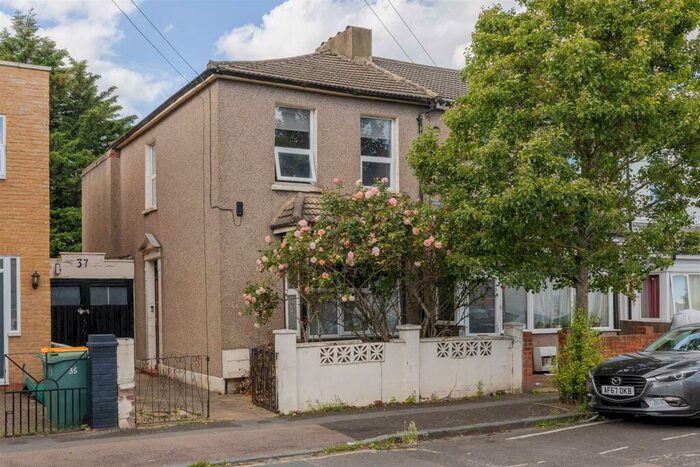 3 Bedroom House To Rent In Buckingham Road, Stratford, E15