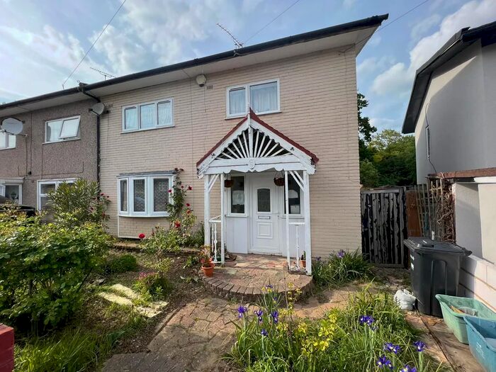 3 Bedroom Semi-Detached House To Rent In Tudor Cresent, Hainualt, IG6