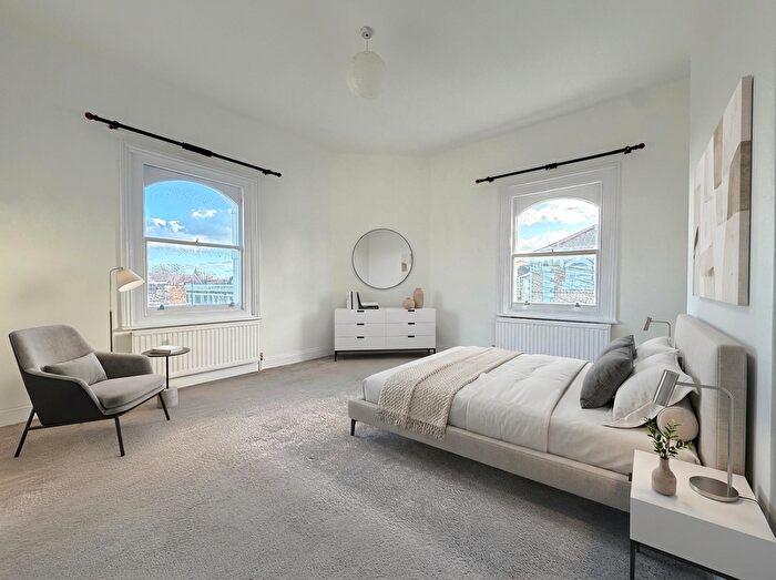 3 Bedroom Flat To Rent In Ferndale Road, Clapham, SW4