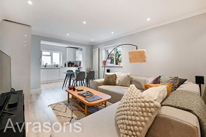 3 Bedroom Flat To Rent In Clitheroe Road, London, SW9