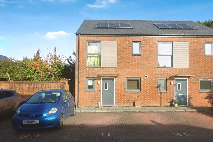3 Bedroom Semi Detached House For Sale In Laxton Close, Southampton, Hampshire, SO19