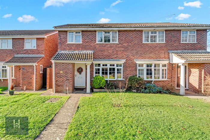 3 Bedroom Semi Detached House For Sale In Kent Avenue, Yate, BS37