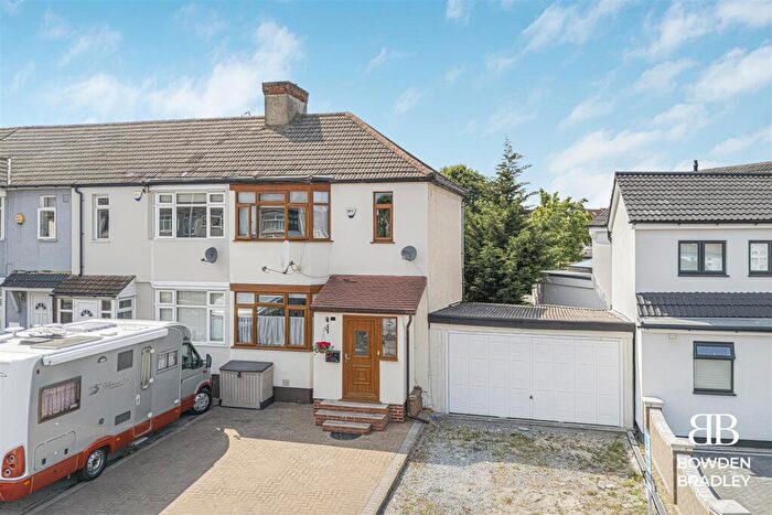 3 Bedroom End Of Terrace House For Sale In Upper Rainham Road, Hornchurch, RM12