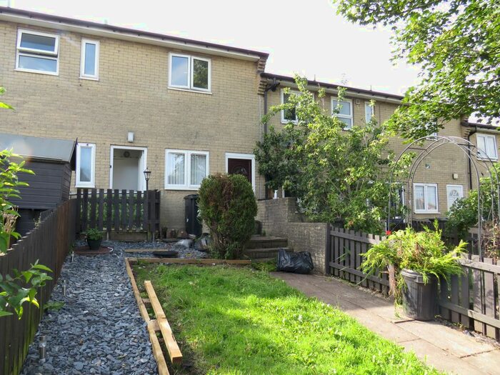 3 Bedroom Maisonette To Rent In Silverwood Walk, Halifax, HX2