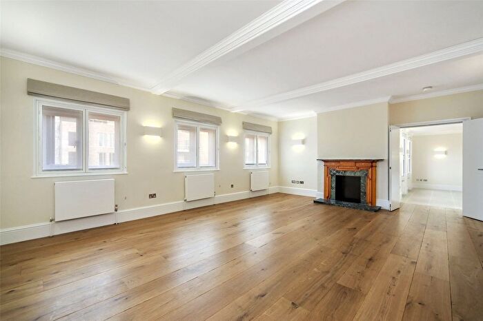 3 Bedroom Flat To Rent In Cadogan Gardens, Sloane Square, SW3