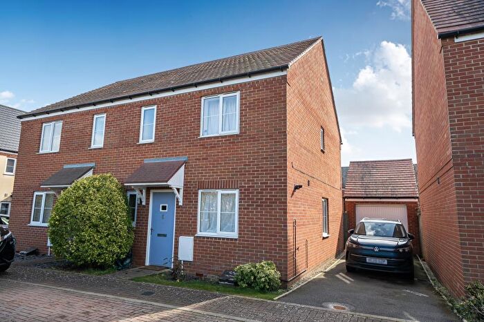 3 Bedroom Semi Detached House For Sale In Banbury, Oxfordshire, OX15