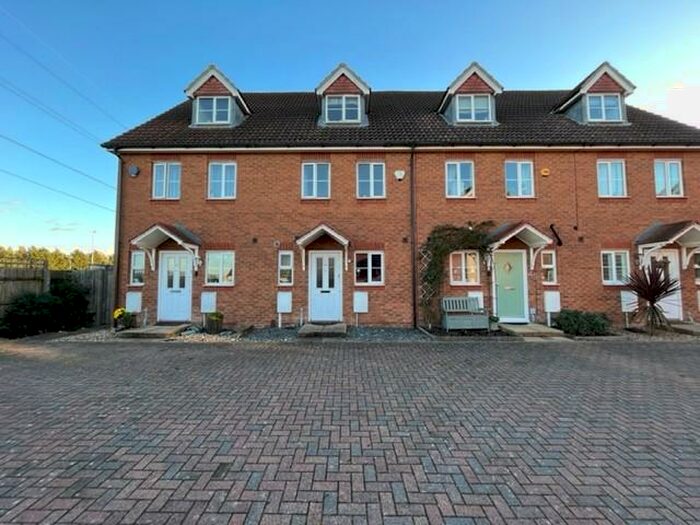 3 Bedroom Town House To Rent In Reams Way, Sittingbourne, ME10