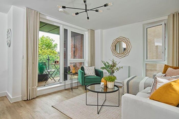 2 Bedroom Apartment For Sale In John Thornycroft Road, Southampton, Hampshire, SO19