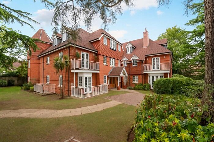 2 Bedroom Apartment For Sale In Oatlands Chase, Weybridge, KT13