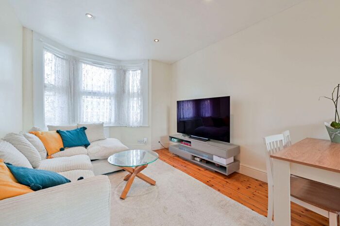 2 Bedroom Flat For Sale In Half Acre Road, Hanwell, W7