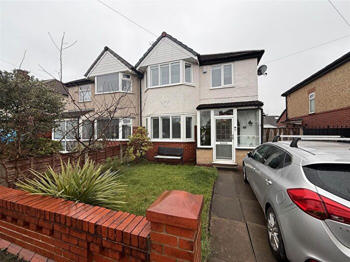 3 Bedroom Semi Detached House For Sale In Lynwood Grove, Audenshaw, Manchester, M34
