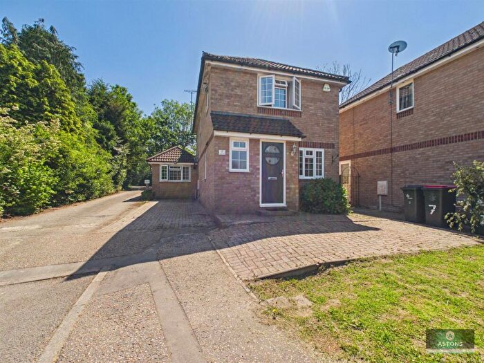 3 Bedroom Detached House For Sale In Tinsley Close, Crawley, RH10