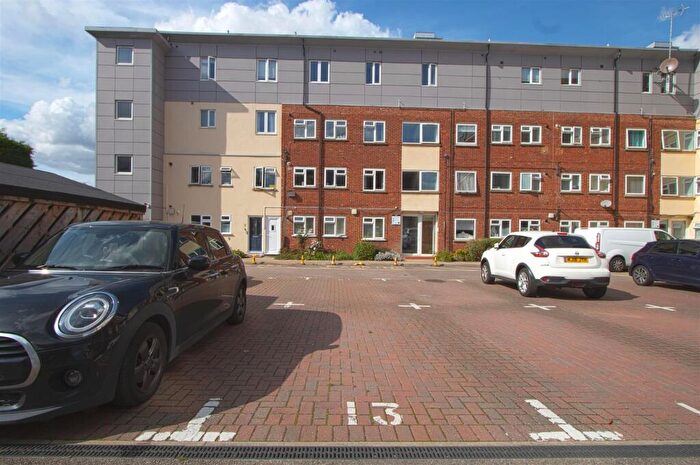 2 Bedroom Apartment For Sale In St. Ediths Court, Billericay, CM12